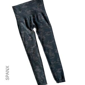 SPANX | LOOK AT ME NOW BLACK CAMOUFLAGE LEGGING SEAMLESS | 1X